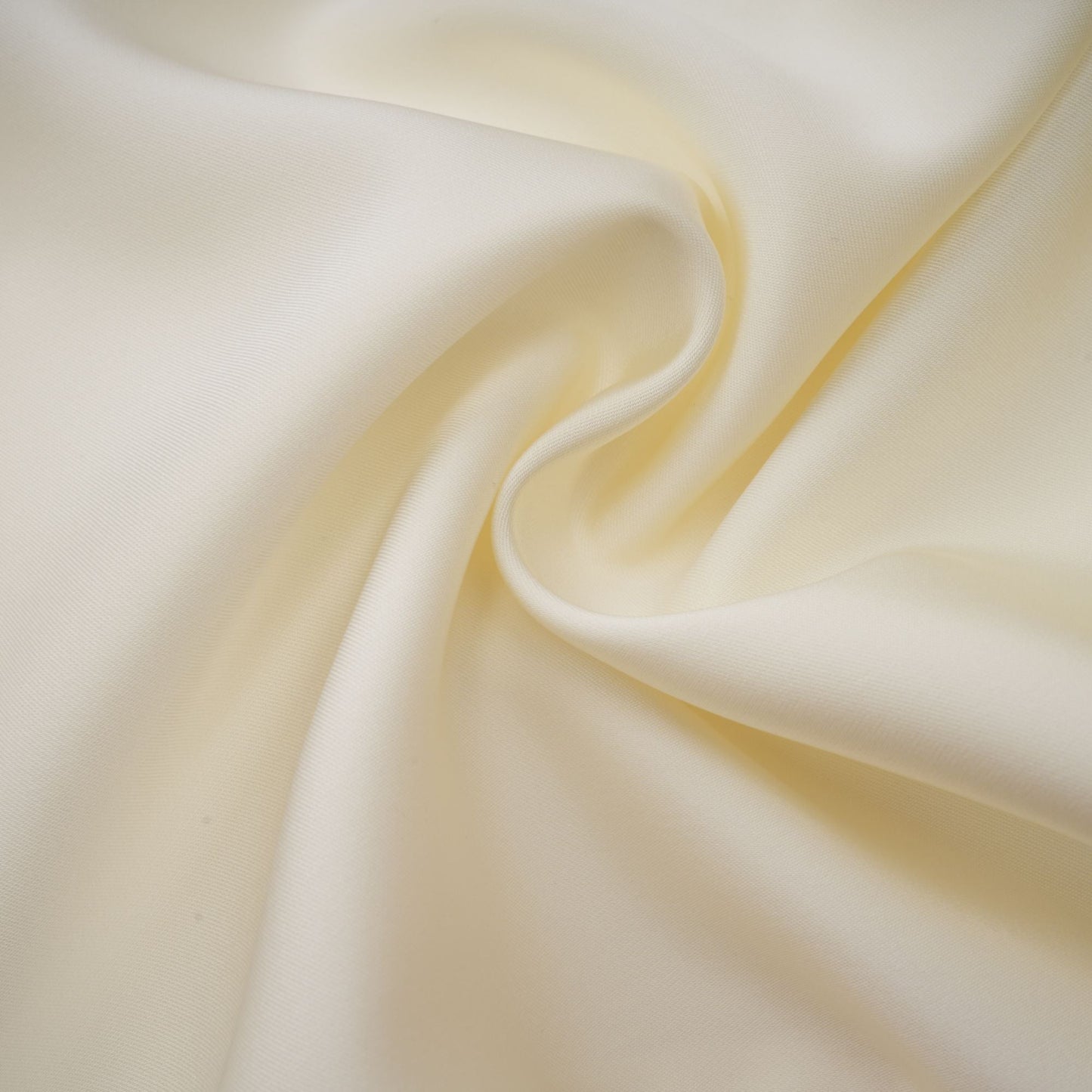 Vestido corto de satén blanco con volantes