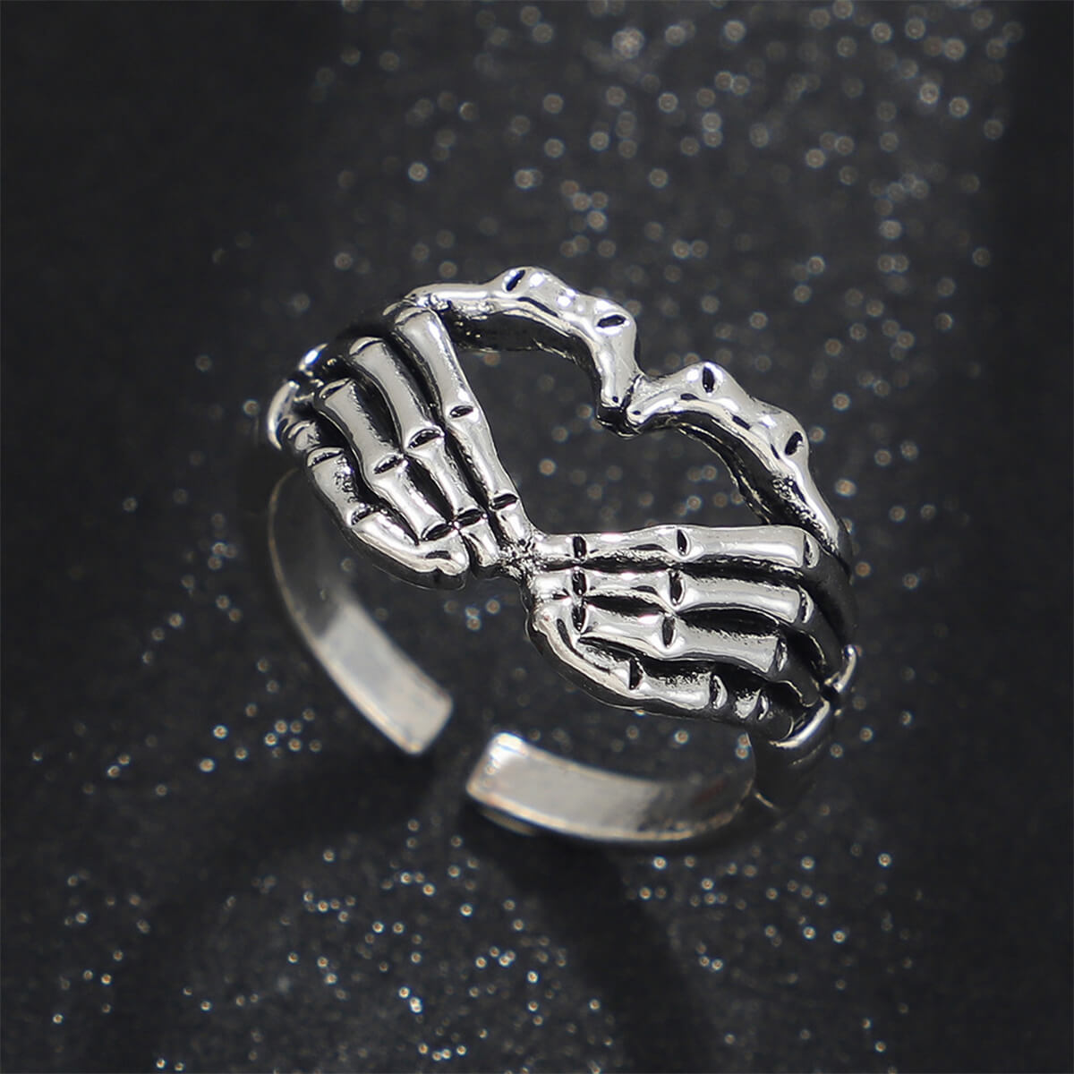 Anillo con forma de mano y corazón