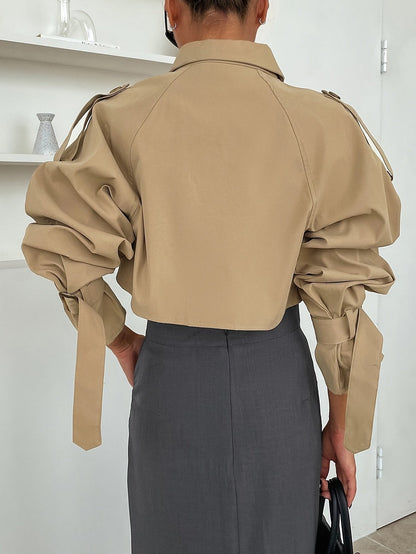 Abrigo corto en estilo de alta moda