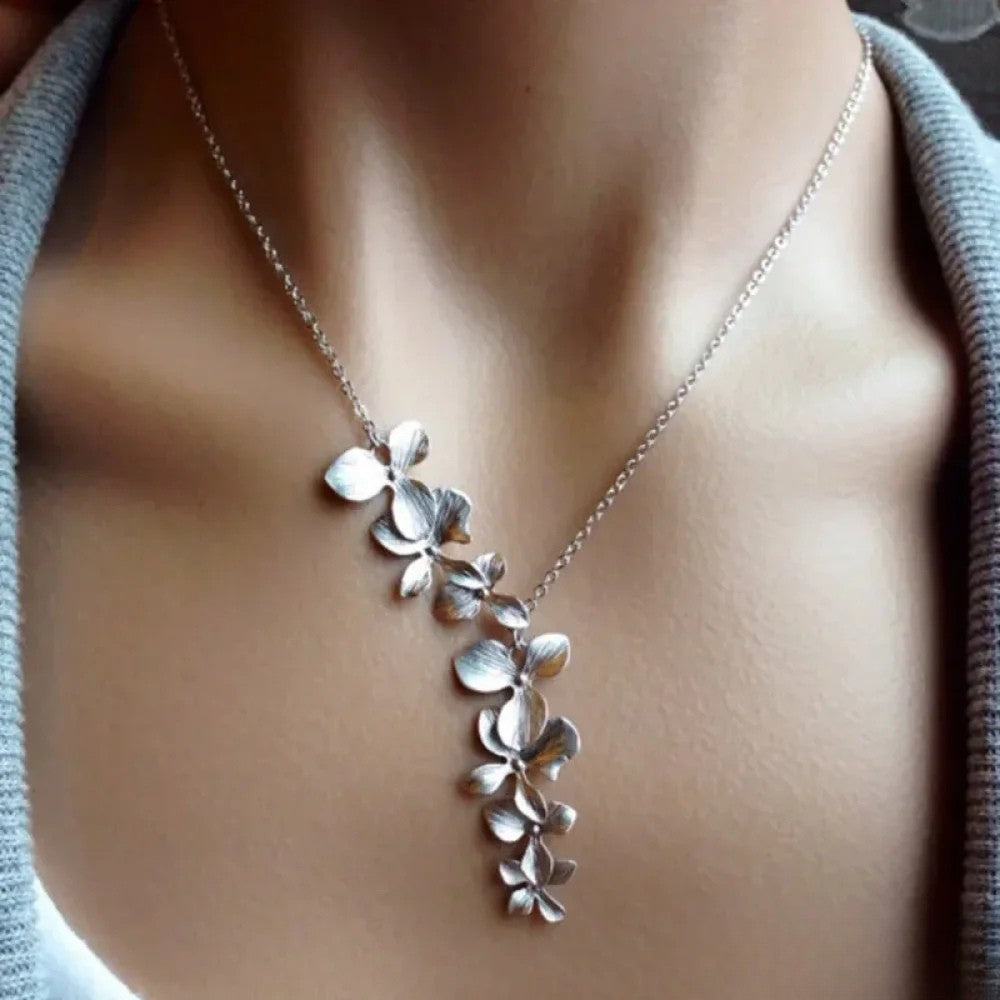 Collar de plata antiguo con motivo floral