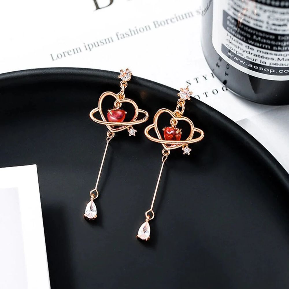 Aretes de hilo rojos en forma de corazón