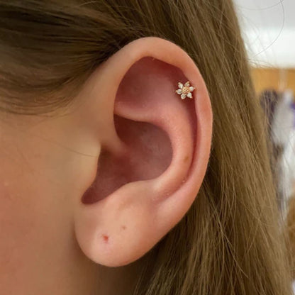 Aretes de cartílago con diseño de girasol