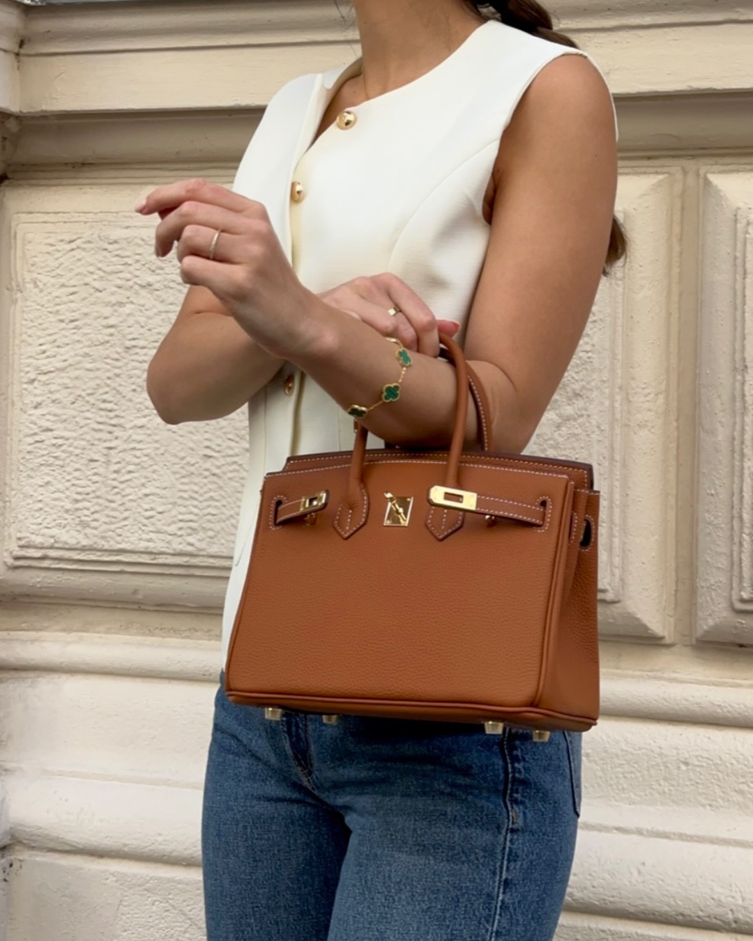 Bolso de mano elegante y atemporal