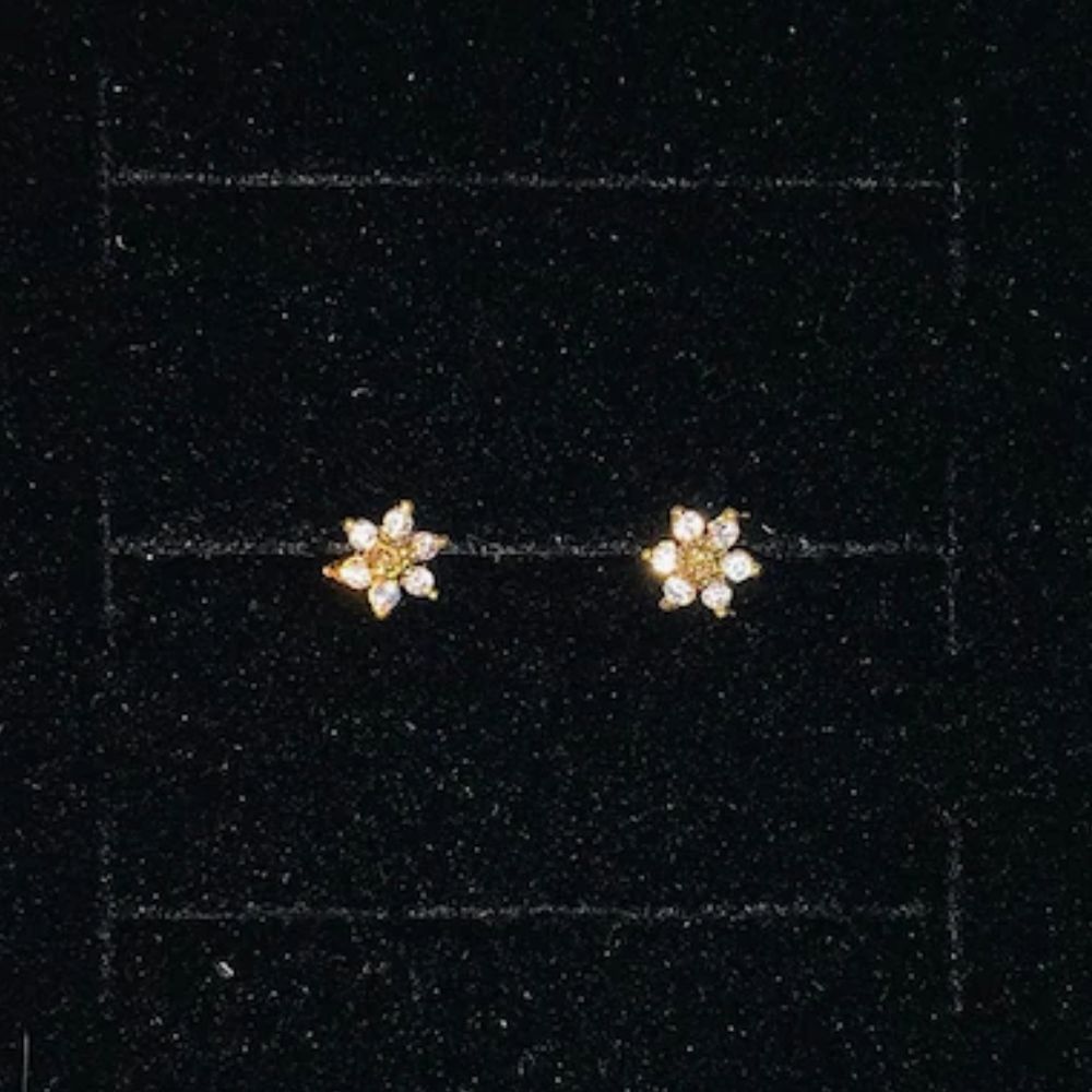 Aretes de cartílago con diseño de girasol