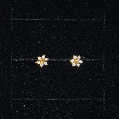 Aretes de cartílago con diseño de girasol
