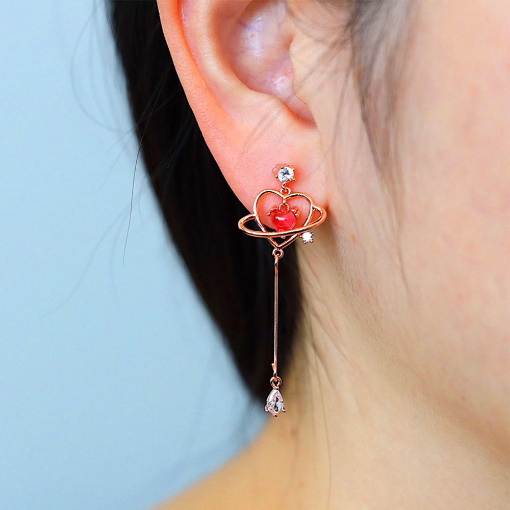 Aretes de hilo rojos en forma de corazón