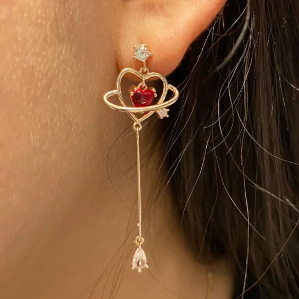 Aretes de hilo rojos en forma de corazón