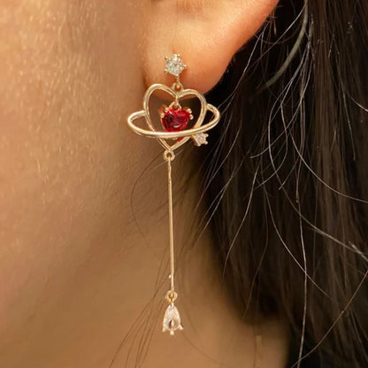Aretes de hilo rojos en forma de corazón