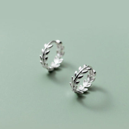 Aretes de aro con diminutas hojas de olivo