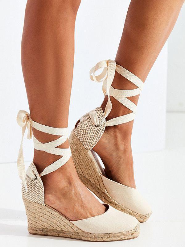 Sandalias de cuña con tiras tipo vendaje