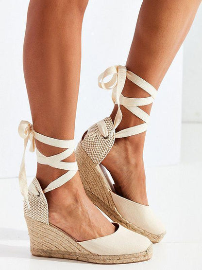 Sandalias de cuña con tiras tipo vendaje