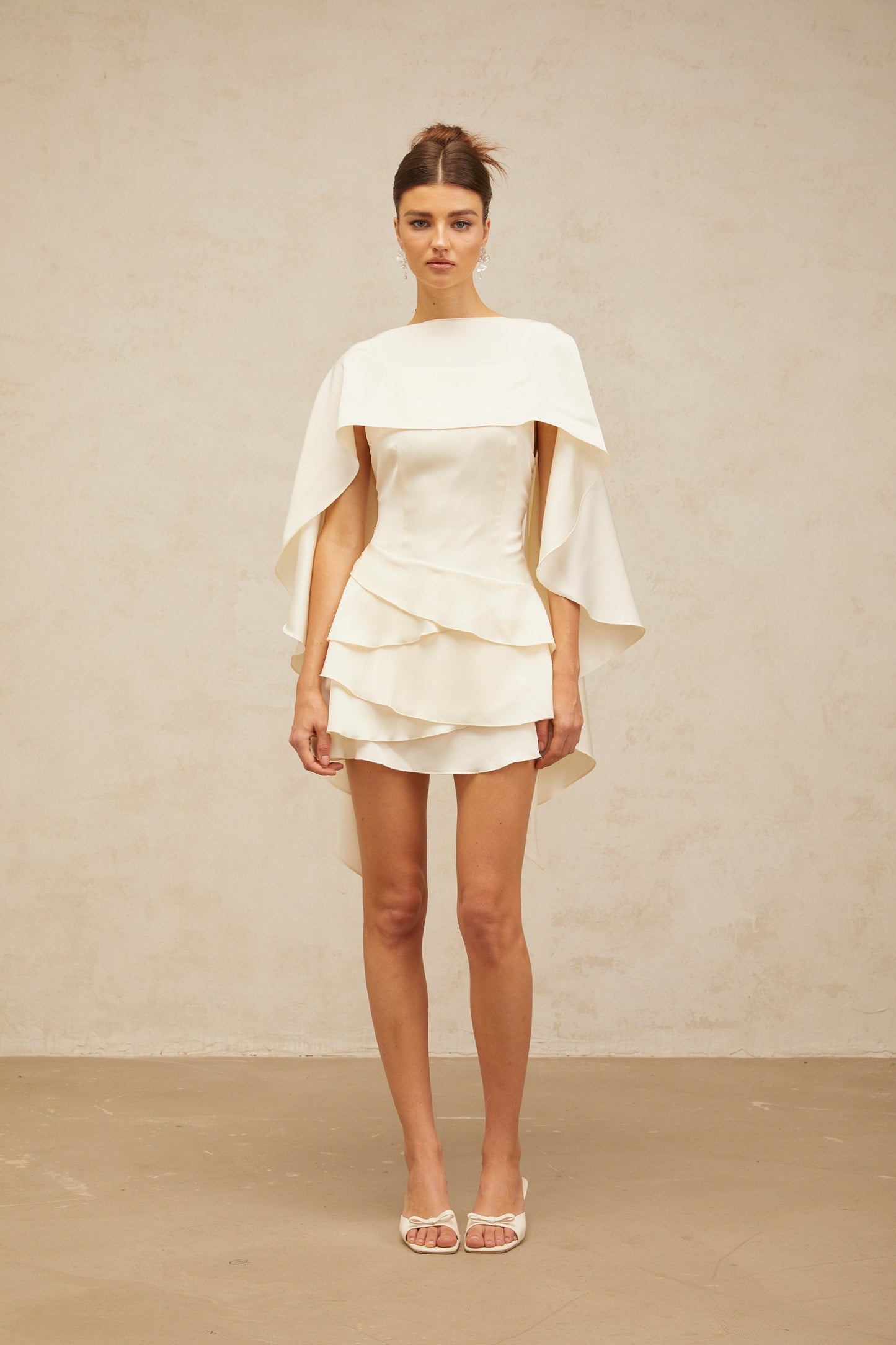 Vestido corto de satén blanco con volantes