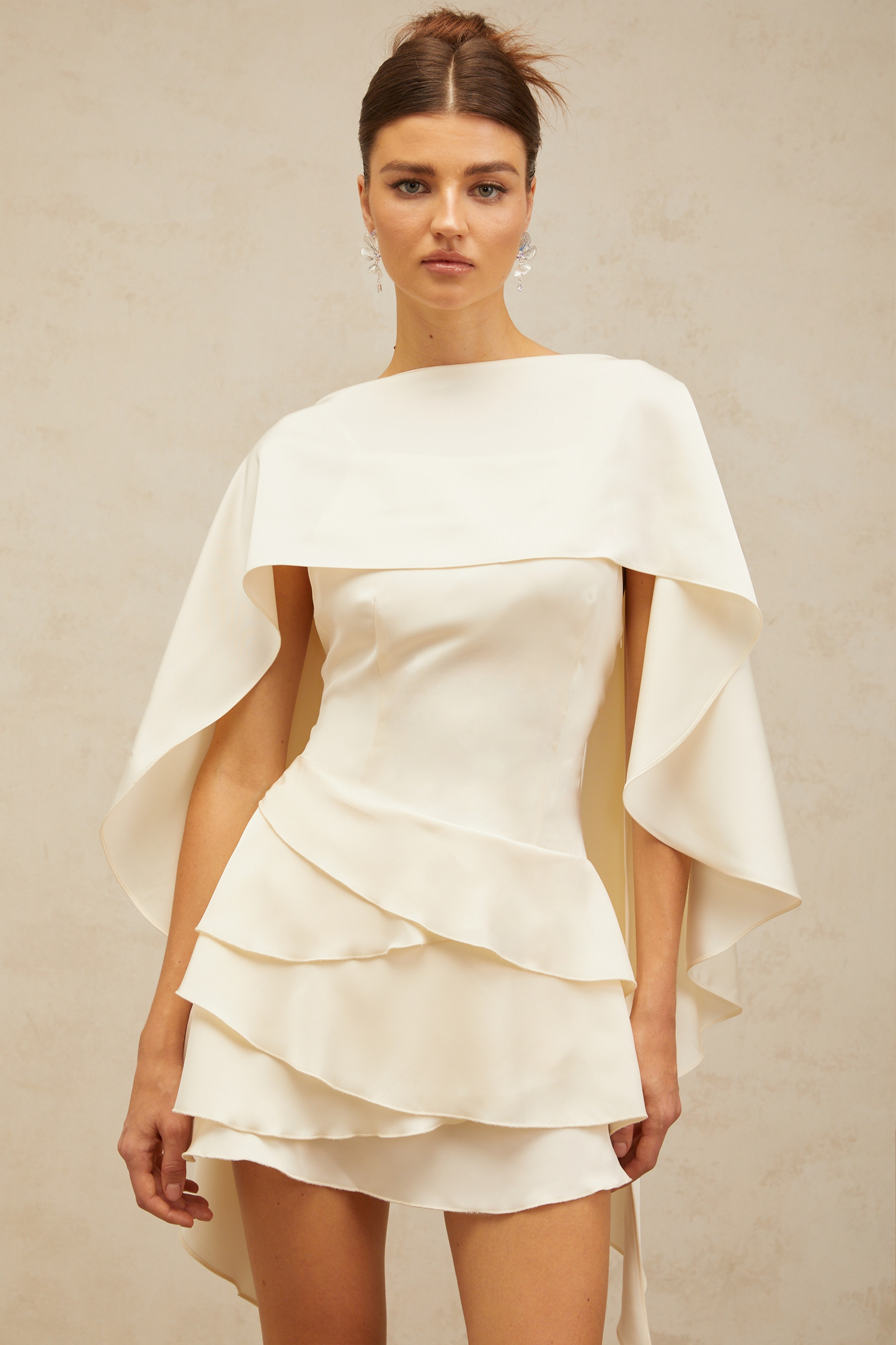 Vestido corto de satén blanco con volantes