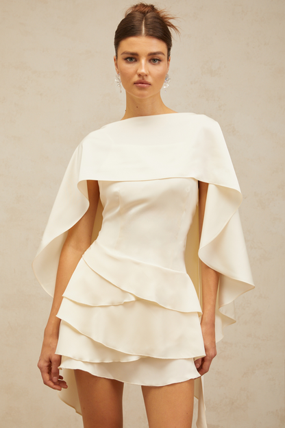 Vestido corto de satén blanco con volantes