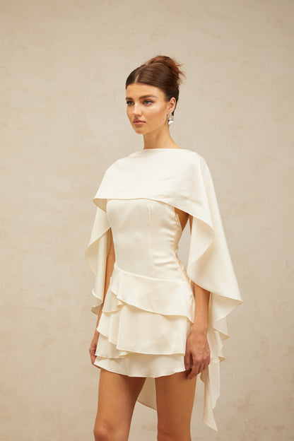 Vestido corto de satén blanco con volantes