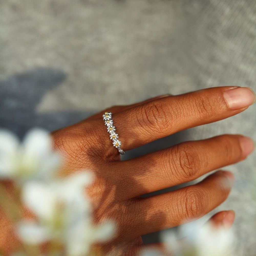 Anillo con flor de margarita dulce (ajustable)