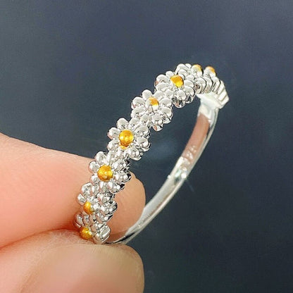 Anillo con flor de margarita dulce (ajustable)