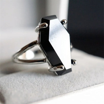 Anillo en forma de ataúd