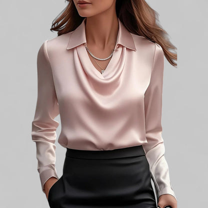 Elegante blusa de satén con escote