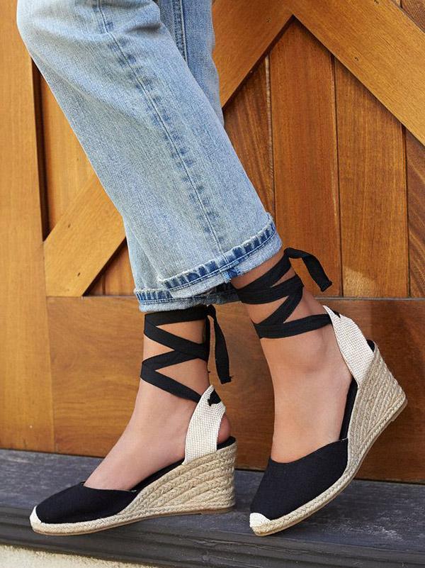 Sandalias de cuña con tiras tipo vendaje