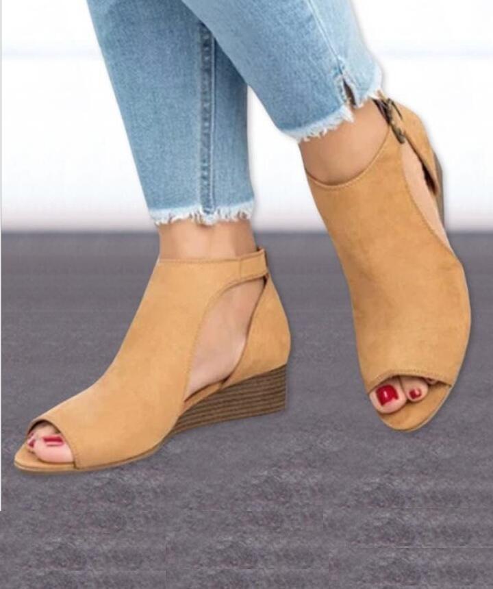 Sandalias de cuña con hebillas y tacón medio