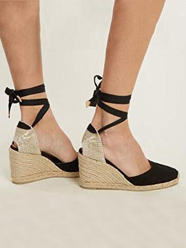 Sandalias de cuña con tiras tipo vendaje