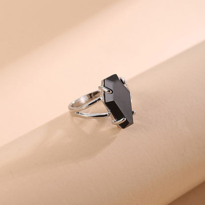 Anillo en forma de ataúd