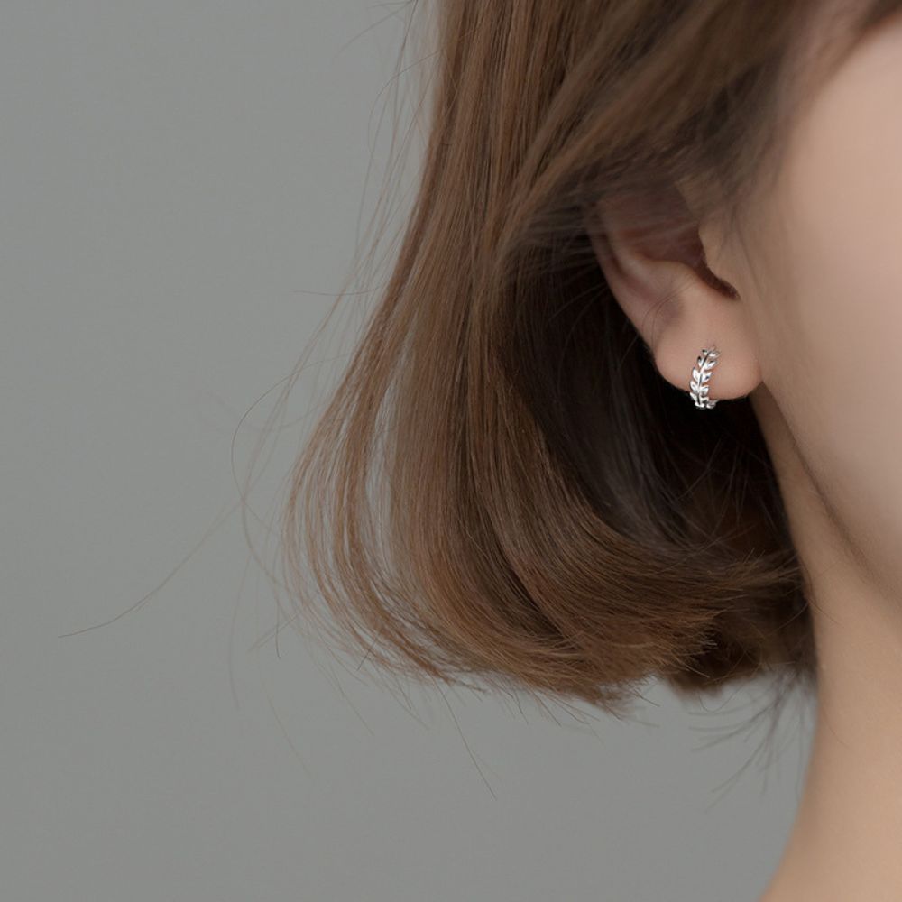 Aretes de aro con diminutas hojas de olivo