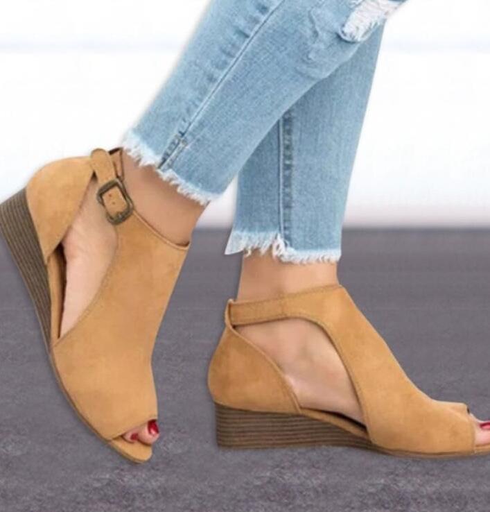 Sandalias de cuña con hebillas y tacón medio