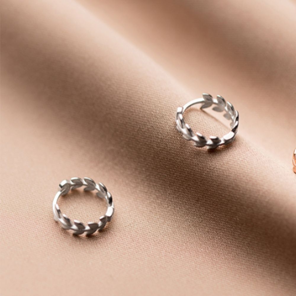 Aretes de aro con diminutas hojas de olivo