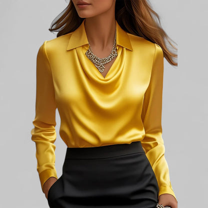 Elegante blusa de satén con escote