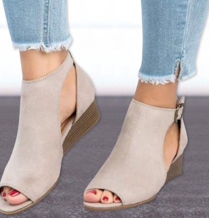 Sandalias de cuña con hebillas y tacón medio