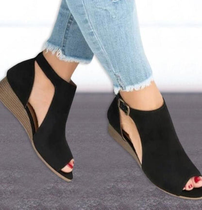 Sandalias de cuña con hebillas y tacón medio
