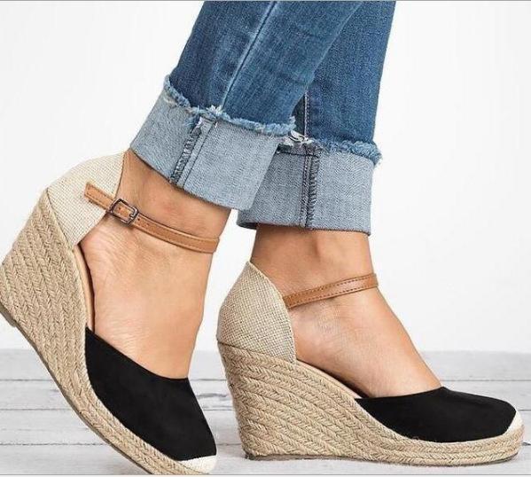 Sandalias de cuña con tiras tipo vendaje