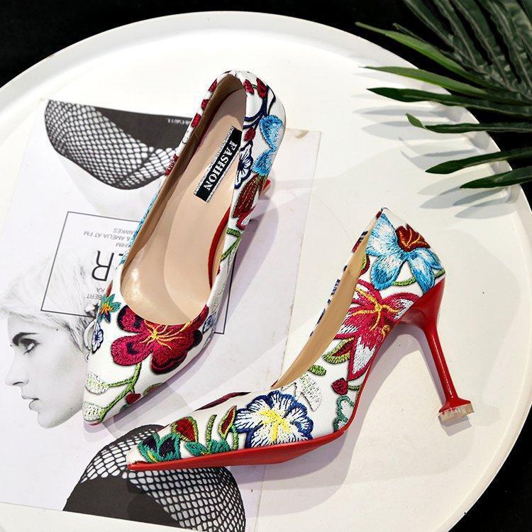 Zapatos de tacón alto de aguja con flores y bordado retro