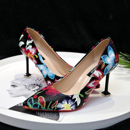 Zapatos de tacón alto de aguja con flores y bordado retro