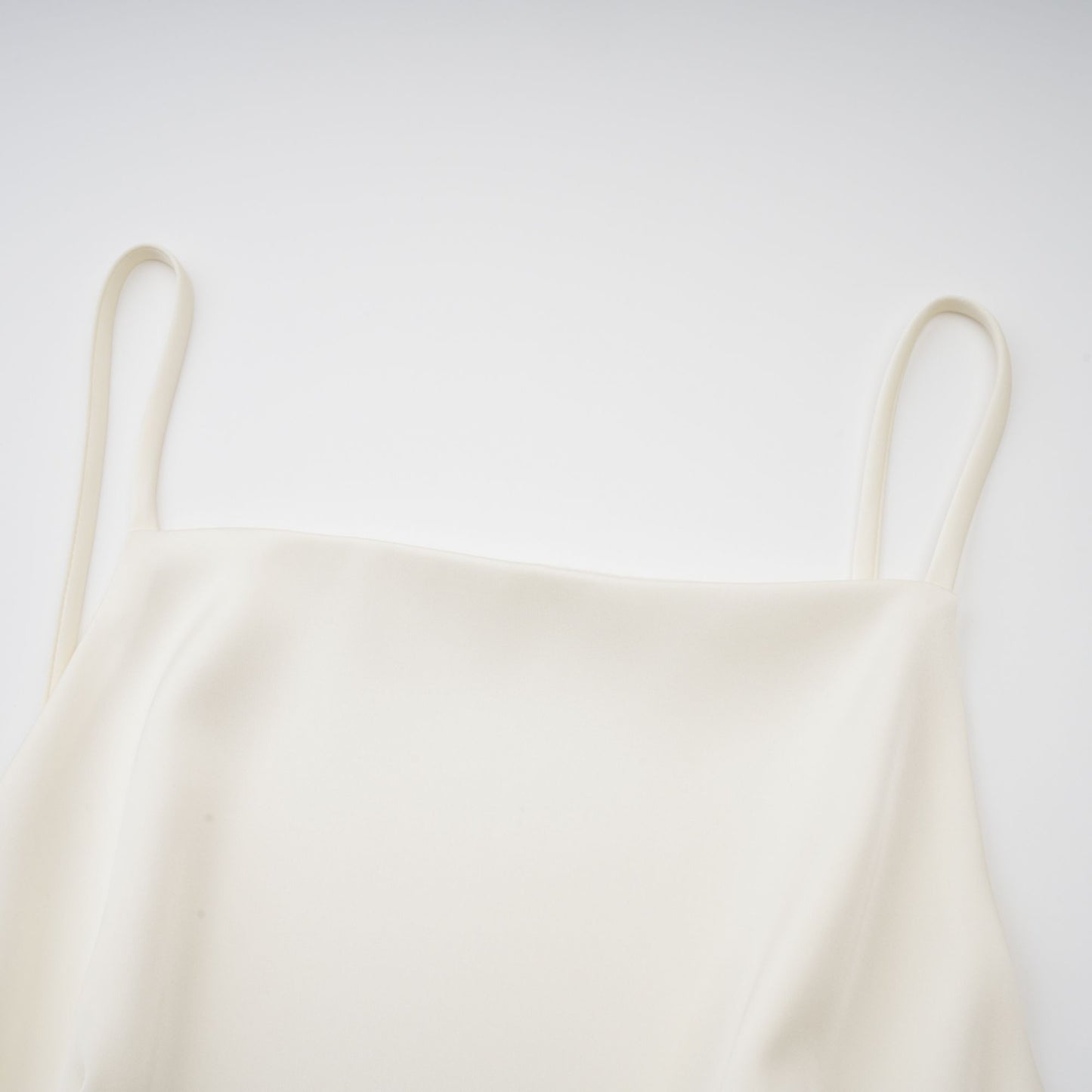 Vestido corto de satén blanco con volantes