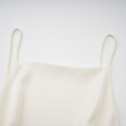 Vestido corto de satén blanco con volantes