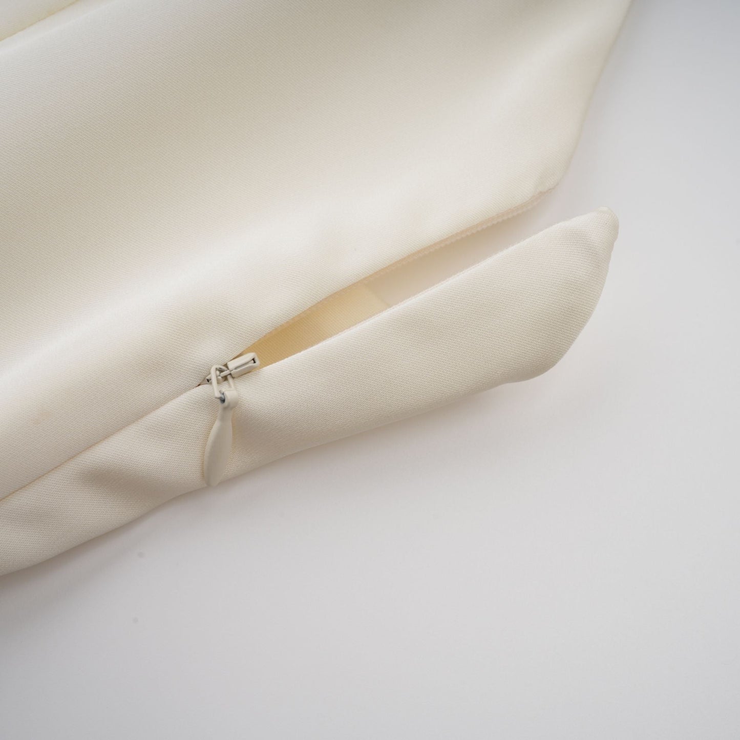 Vestido corto de satén blanco con volantes
