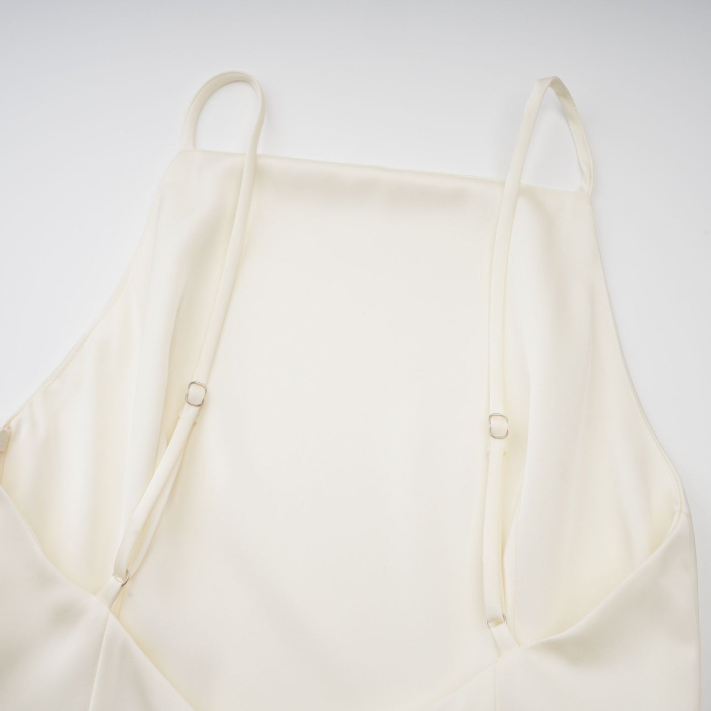 Vestido corto de satén blanco con volantes