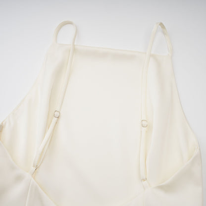 Vestido corto de satén blanco con volantes