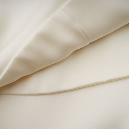 Vestido corto de satén blanco con volantes