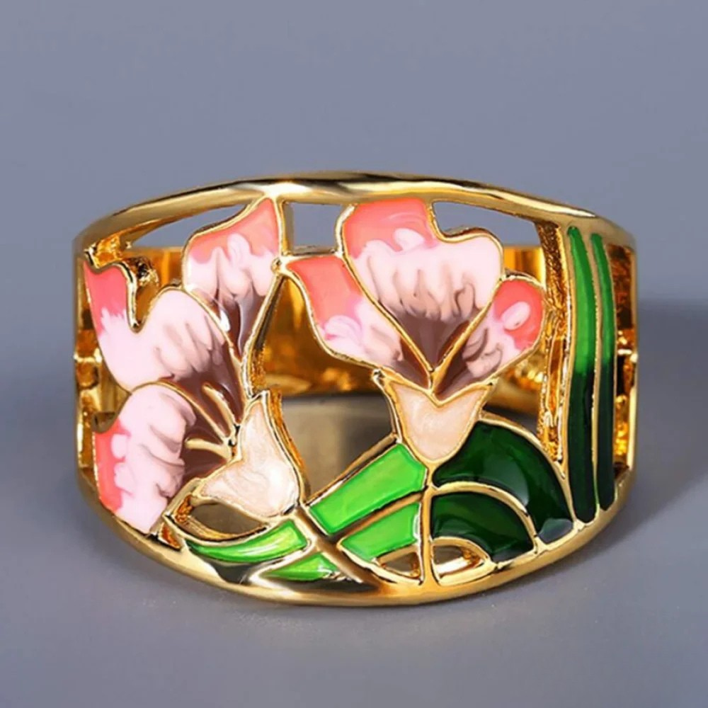 Anillo retro con flor esmaltada dorada