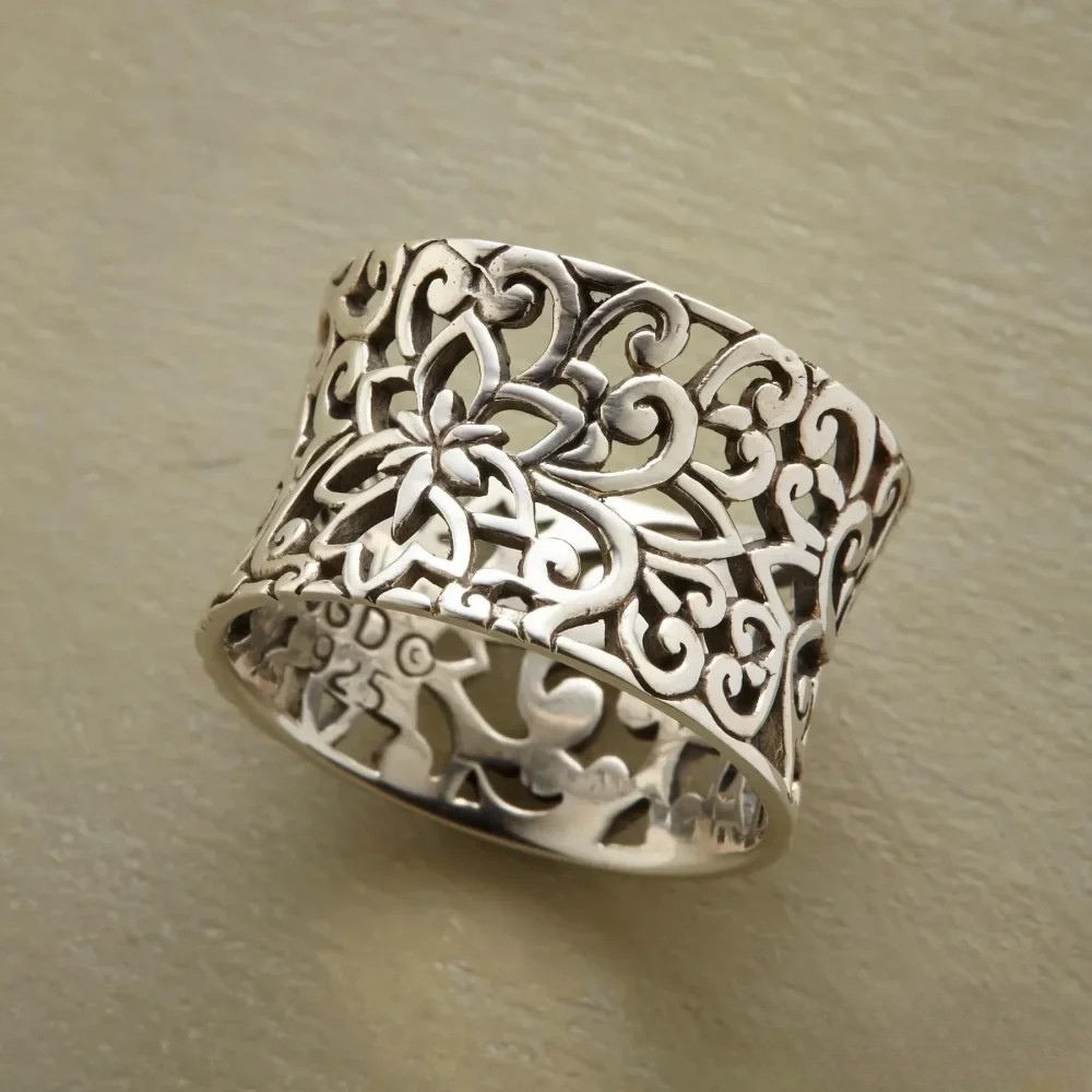 Anillo hueco antiguo