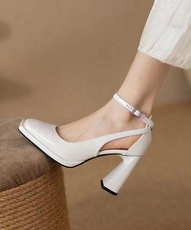Tacones altos y gruesos blancos