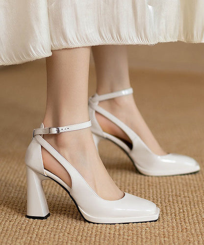 Tacones altos y gruesos blancos