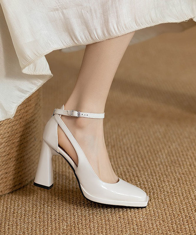 Tacones altos y gruesos blancos