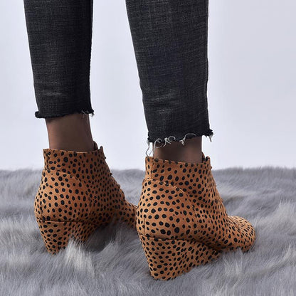 Zapatos con plataforma y tacones altos; botas