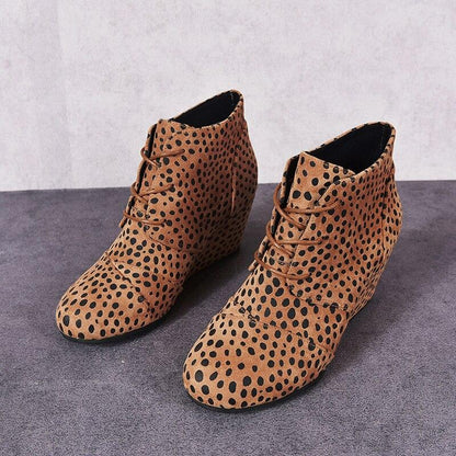Zapatos con plataforma y tacones altos; botas