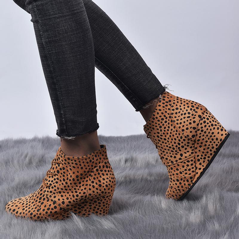 Zapatos con plataforma y tacones altos; botas